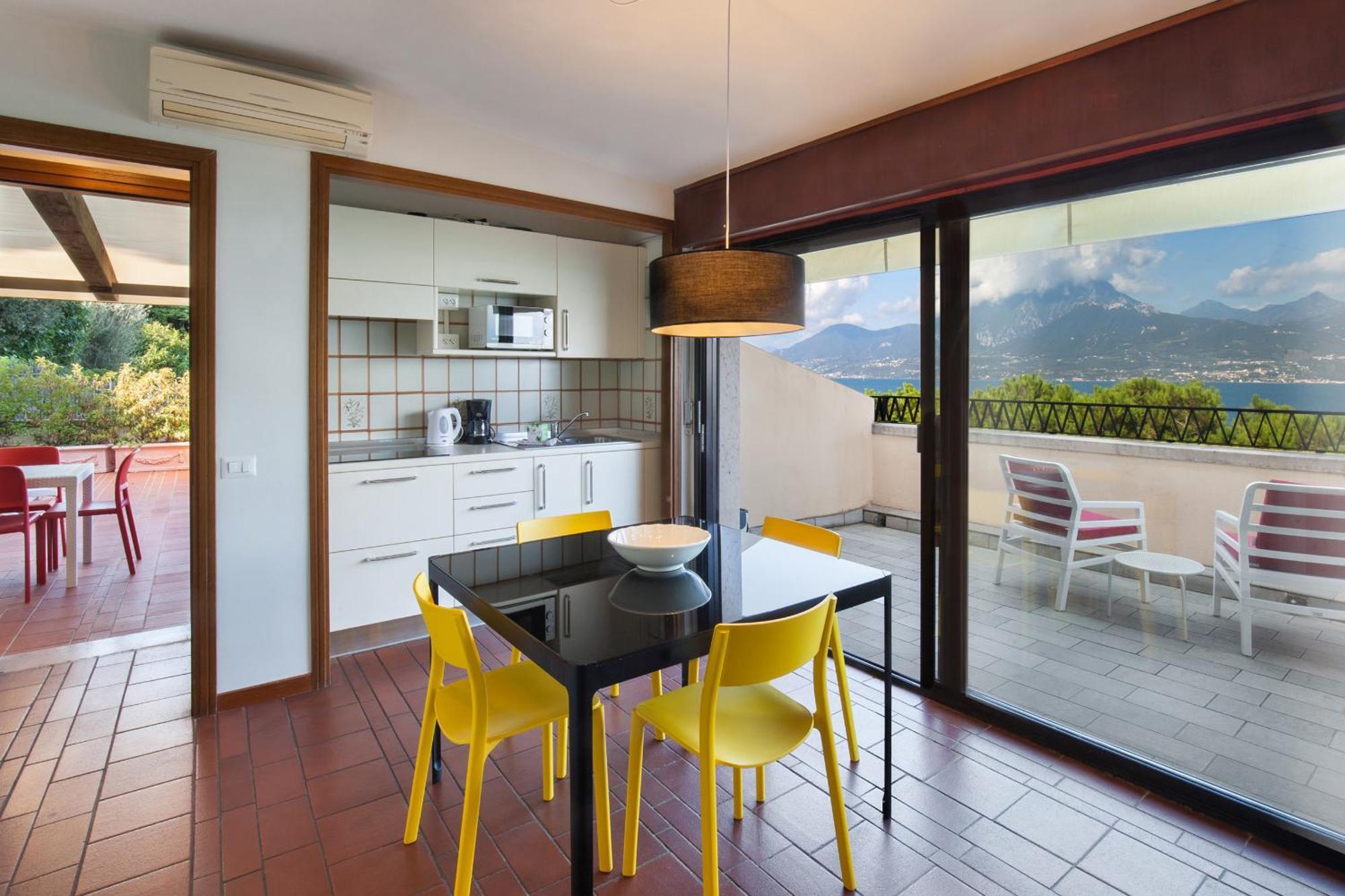 Watercolor Loft Apartment Torri Del Benaco Bagian luar foto