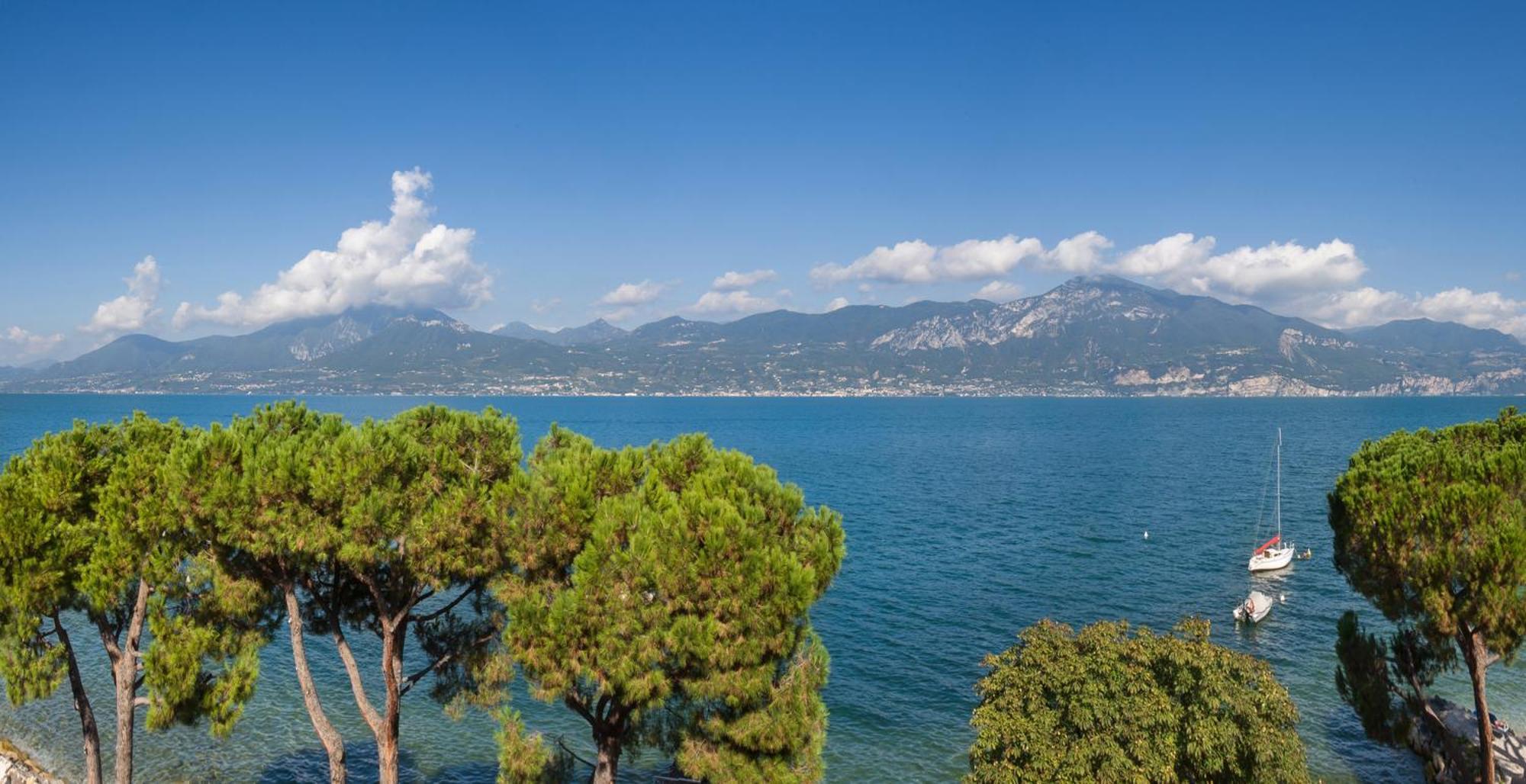 Watercolor Loft Apartment Torri Del Benaco Bagian luar foto