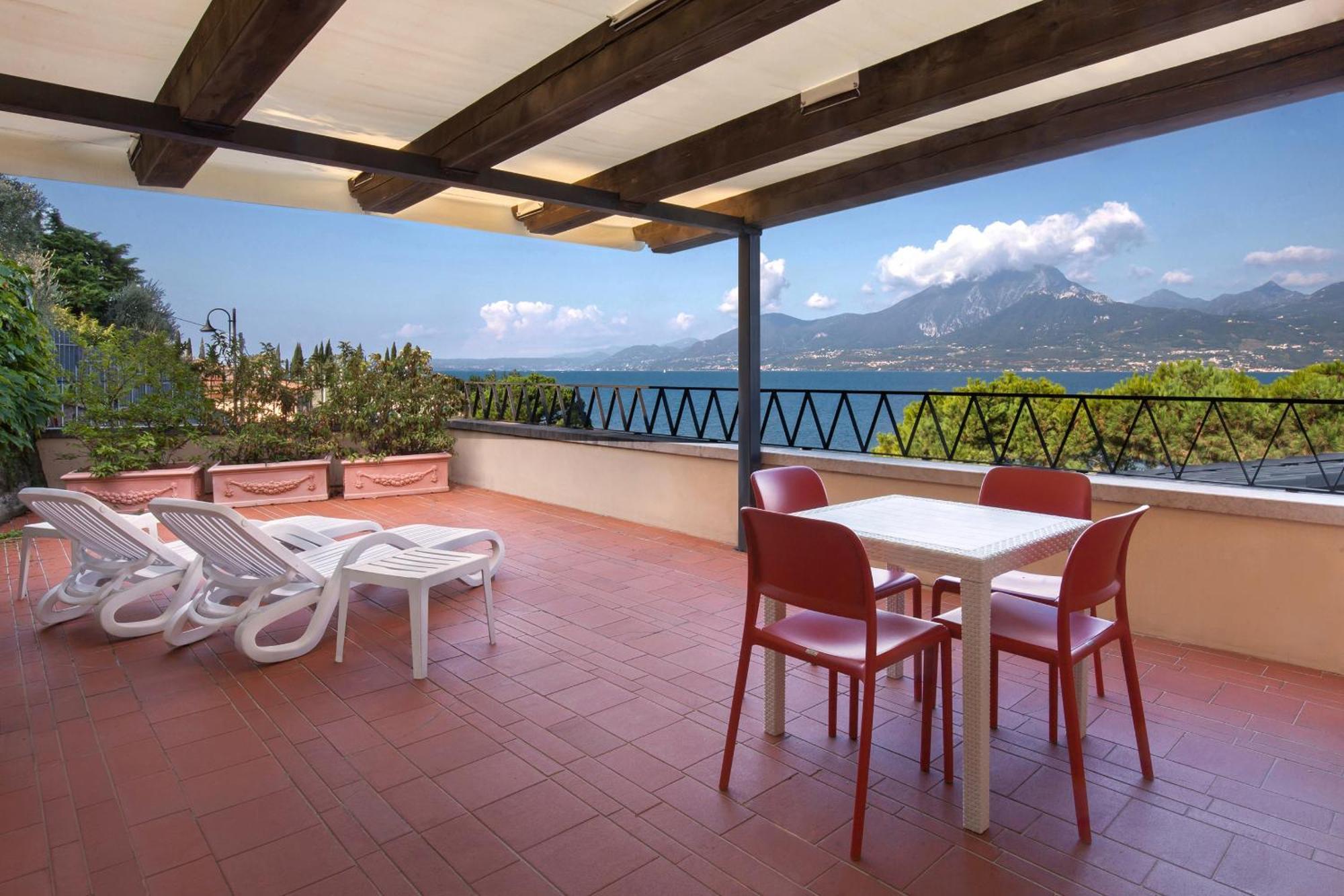 Watercolor Loft Apartment Torri Del Benaco Bagian luar foto